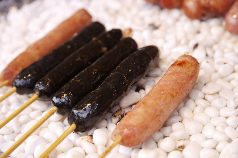 无人,横图,俯视,室内,特写,白天,烧烤,一排,朦胧,模糊,整齐,肉,香肠,烤架,腊肠,烤肉,猪肉,肉类,竹签,排列,铁架,队列,肉食,豚肉,取食签,彩图,高角度拍摄