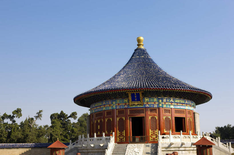 无人,栏杆,横图,室外,白天,仰视,旅游,度假,名胜古迹,植物,楼梯,标志建筑,地标,建筑,雕塑,北京,中国,亚洲,阴影,遗迹,艺术,装饰,光线,标志,雕刻,扶手,牌匾,瓦片,文字,影子,字符,阶梯,屋顶,首都,顶棚,瓦,古迹,文化,文物,娱乐,标识,建设,古建筑,护栏,台阶,树,树木,蓝色,绿色,蓝天,天空,阳光,自然,工艺品,天,享受,休闲,汉字,旅游胜地,放松,建造,生长,晴朗,成长,纪念,美术,中文,主题,陈列,古文明,东亚,屋瓦,万里无云,中华人民共和国,北京市,京,北平,华北地区,天坛公园,功能,美学,国文,华文,晴空,晴空万里,彩图,低角度拍摄,崇文,崇文区,天坛路