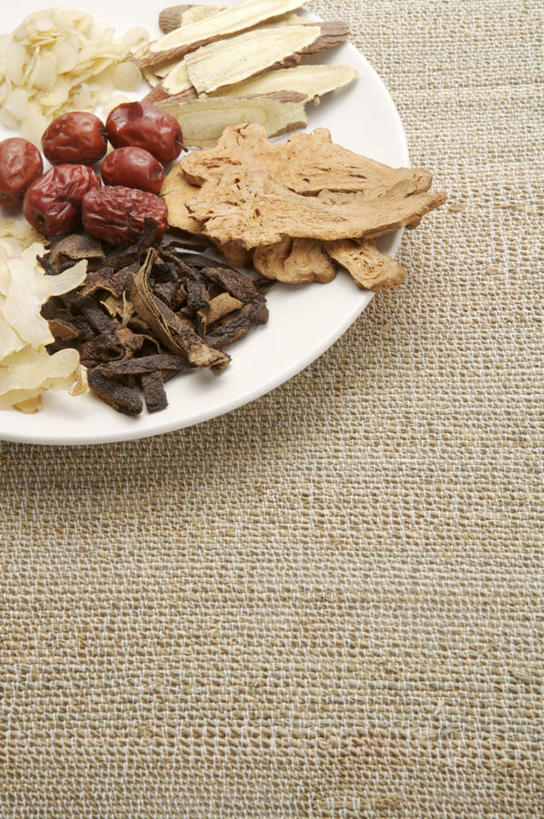 无人,竖图,俯视,室内,特写,白天,植物,餐具,一堆,许多,堆叠,堆积,碟子,盘,草药,药草,很多,中药,一个,盘子,碟,摄影,影棚,单个,堆,甘草,药材,中草药,枣椰子,中药材,本草,生甘草,波斯枣,番枣,海枣,无漏子,椰枣,伊拉克枣,彩图,高角度拍摄,影棚拍摄,拍摄