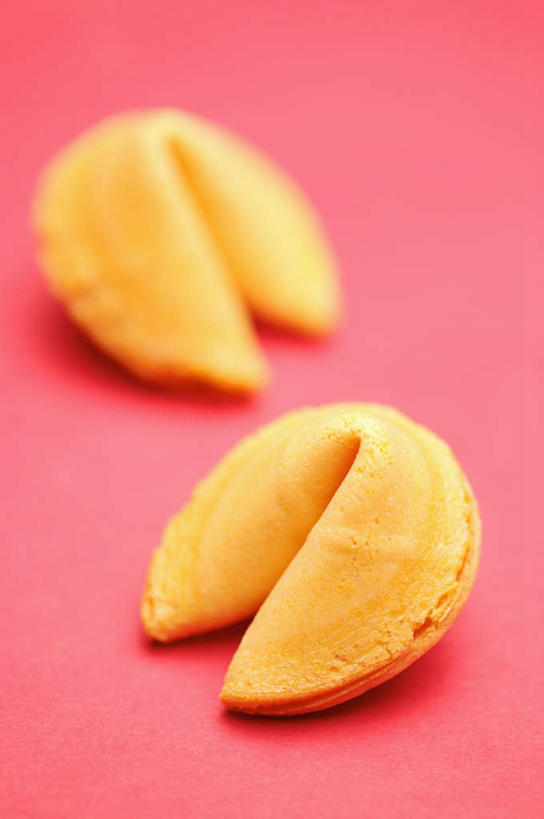 点心,无人,竖图,俯视,室内,特写,白天,餐桌,桌子,阴影,红色背景,反射,影子,食品,甜点,甜品,祝福,食物,糕点,两个,甜食,摄影,影棚,餐台,吉祥,祝愿,签语饼,幸运饼,吉利,祥瑞,彩图,高角度拍摄,影棚拍摄,拍摄