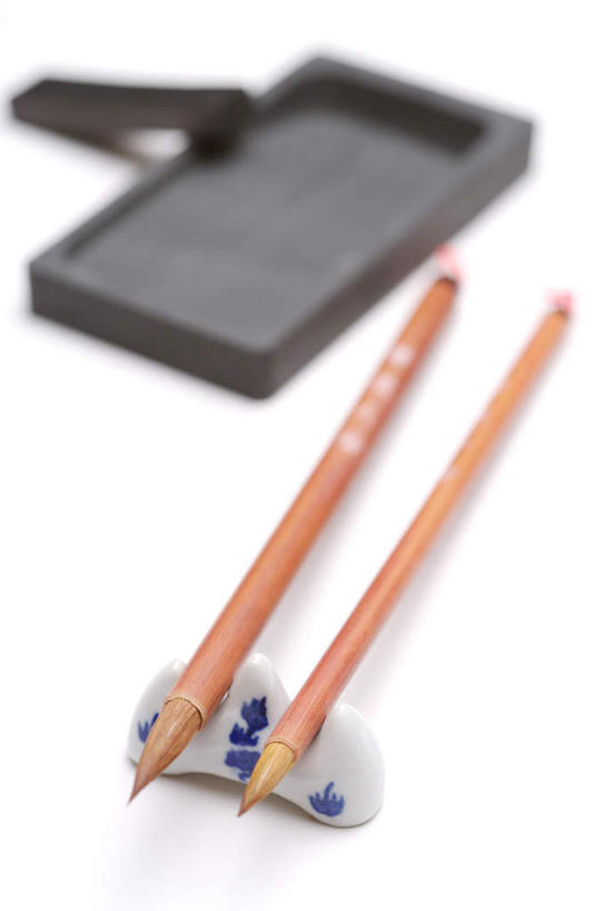 无人,竖图,俯视,室内,特写,白天,白色背景,静物,朦胧,模糊,笔,毛笔,砚台,办公用品,砚,文具,学习用品,摄影,影棚,文具用品,两支,文房四宝,彩图,高角度拍摄,影棚拍摄,拍摄