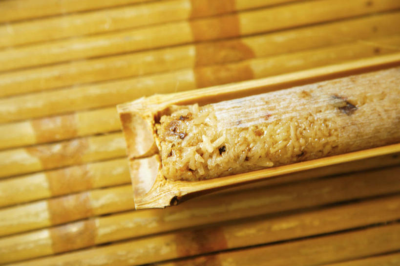 无人,横图,俯视,室内,特写,白天,烹饪,中餐,餐桌,桌子,阴影,反射,影子,料理,食品,筷笼,菜肴,美食,食物,一个,容器,中式,佳肴,单个,餐台,竹筒饭,筷筒,箸筒,彩图,高角度拍摄,香竹饭,竹筒香饭