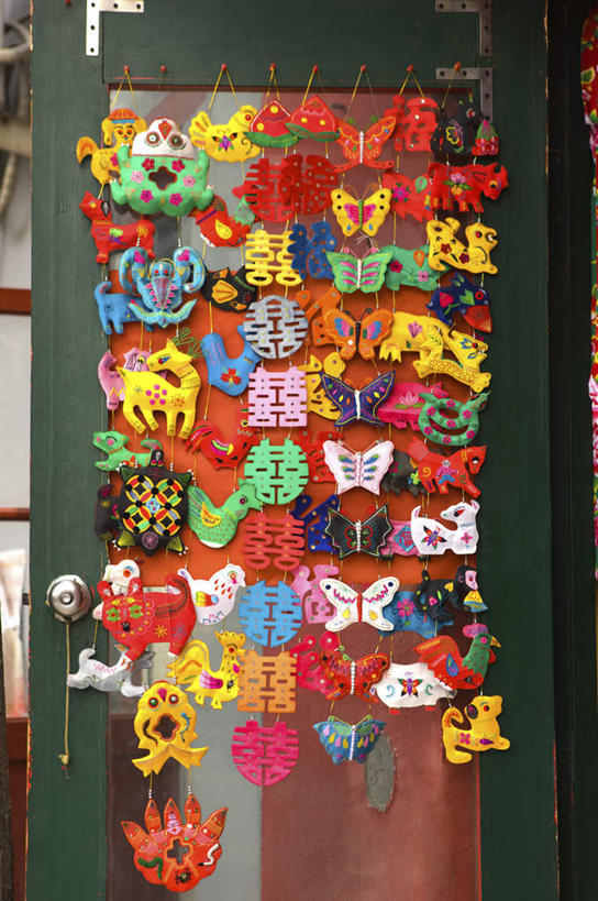 无人,商店,竖图,室外,白天,正面,购物,度假,消费,美景,城市风光,超市,城市,商场,哺乳动物,虎,狗,猴,鸡,马,牛,野生动物,羊,猴子,蝴蝶,北京,中国,亚洲,许多,吊挂,悬挂,装饰,兔子,昆虫,景观,首都,很多,挂,娱乐,动物,享受,休闲,景色,放松,金融,百货,华丽,修饰,兔,点缀,凶猛,选购,益虫,贸易,百货公司,东亚,中华人民共和国,北京市,京,北平,华北地区,衬托,美观,雅致,雅观,血拼,冰箱贴,残暴,凶残,犬,绵羊,老虎,彩图,购物商场,购物中心,商业中心,磁贴