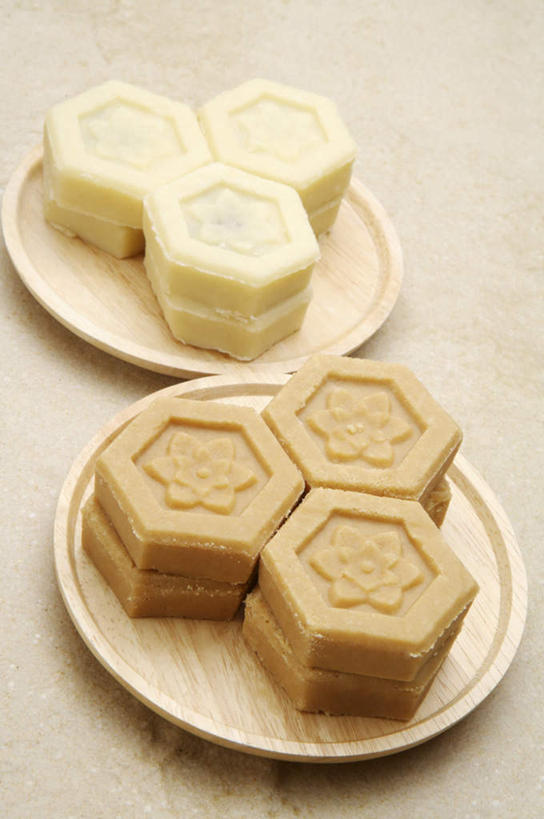 点心,无人,竖图,俯视,室内,特写,白天,餐桌,桌子,餐具,一排,许多,阴影,整齐,反射,碟子,盘,影子,食品,甜点,甜品,很多,小吃,食物,糕点,排列,两个,盘子,碟,甜食,餐台,队列,绿豆糕,彩图,高角度拍摄,北京小吃,京式四季小吃