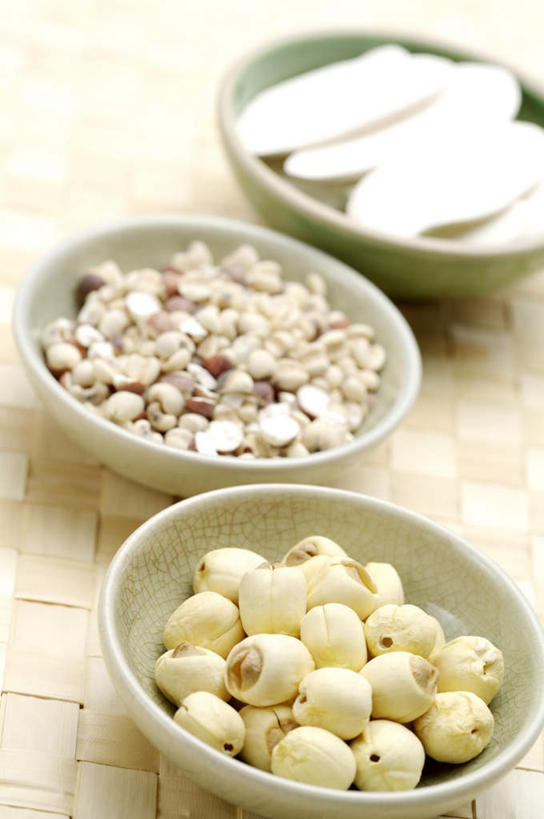 无人,竖图,俯视,室内,特写,白天,植物,餐桌,桌子,一堆,一排,许多,阴影,堆叠,堆积,整齐,反射,影子,陶瓷,莲子,山药,草药,药草,陶瓷制品,很多,中药,排列,三个,容器,碗,摄影,影棚,餐台,储藏,堆,储存,队列,药材,中草药,中药材,本草,薯蓣,怀山药,淮山药,玉延,山薯,莲米,莲肉,莲实,彩图,高角度拍摄,影棚拍摄,拍摄,贮存