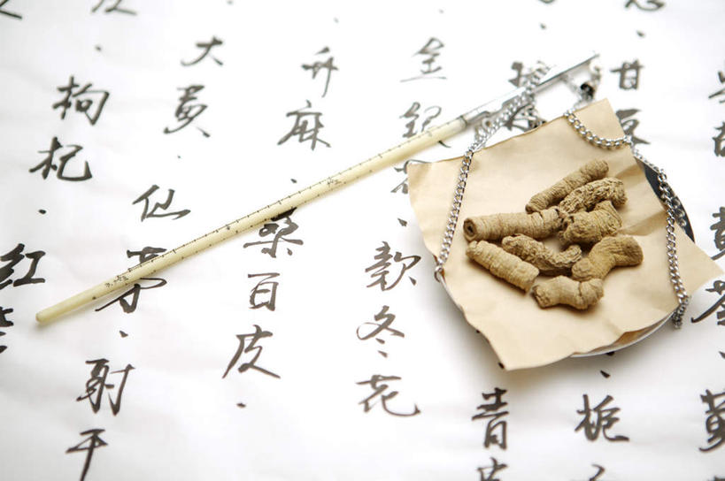 无人,横图,俯视,室内,特写,白天,仪器,植物,一堆,堆叠,堆积,艺术,标志,书法,文字,字符,草药,药草,文化,标识,中药,一个,汉字,摄影,影棚,单个,堆,衡量,中文,毛笔字,药材,中草药,计量,中药材,本草,衡器,国文,华文,杆秤,秤,彩图,高角度拍摄,影棚拍摄,拍摄,中国书法,巴戟,巴戟肉,巴戟天,黑藤钻,鸡肠风,鸡眼藤