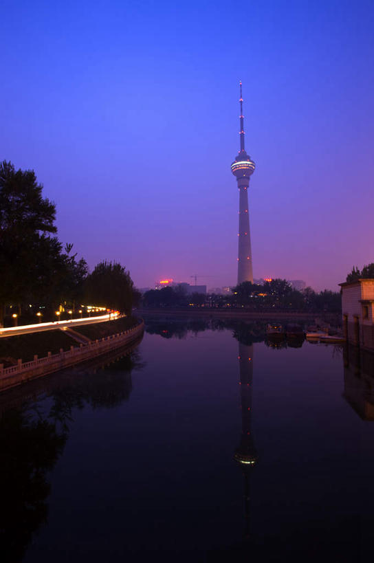 无人,竖图,室外,夜晚,正面,旅游,度假,河流,水,植物,标志建筑,地标,建筑,路灯,夜景,照明,北京,中国,亚洲,阴影,波纹,光线,影子,河水,水流,灯光,涟漪,首都,娱乐,建设,灯,树,树木,绿色,倒影,水纹,自然,波浪,享受,休闲,旅游胜地,放松,生长,成长,照亮,倒映,照明设备,东亚,海淀区,中央广播电视塔,中华人民共和国,北京市,京,北平,华北地区,水晕,反照,彩图
