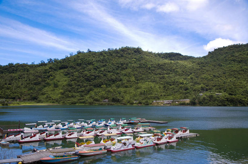 无人,横图,室外,白天,正面,旅游,度假,河流,美景,森林,树林,水,植物,船,台湾,中国,亚洲,停靠,阴影,波纹,光线,影子,河水,景观,水流,云,云朵,木船,涟漪,云彩,娱乐,树,树木,蓝色,绿色,白云,倒影,蓝天,水纹,天空,阳光,自然,交通工具,波浪,天,享受,休闲,景色,放松,生长,晴朗,成长,倒映,舟,停泊,自然风光,载具,东亚,花莲县,港澳台,中华人民共和国,水晕,台湾省,反照,花莲,晴空,彩图,鲤鱼潭,寿丰乡,台