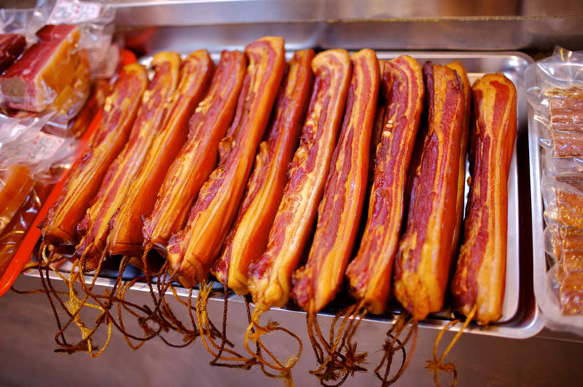 无人,横图,俯视,室内,特写,白天,烹饪,中餐,一排,许多,整齐,并列,并排,钩子,肉,料理,食品,很多,猪肉,菜肴,美食,肉类,食物,排列,中式,佳肴,队列,五花肉,平行,肉食,豚肉,肋条肉,三层肉,彩图,高角度拍摄,咸猪肉