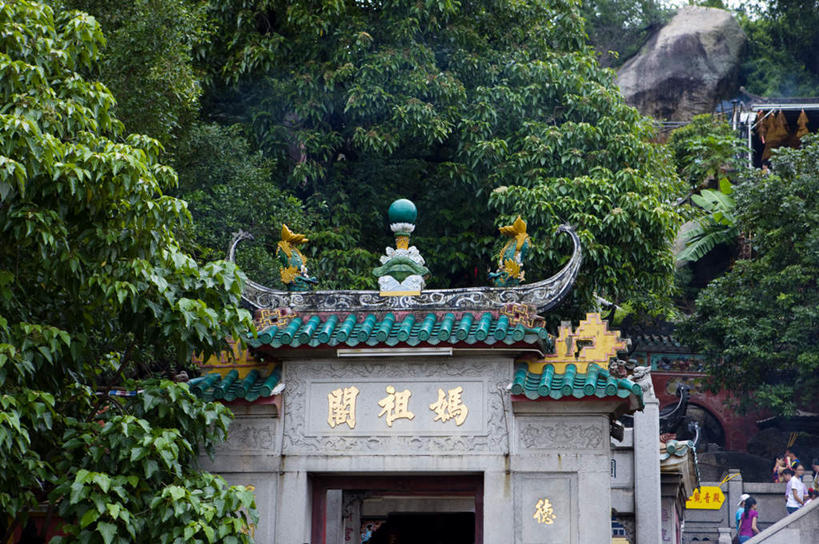 无人,寺庙,横图,室外,白天,仰视,旅游,度假,石头,名胜古迹,森林,山,山脉,树林,植物,标志建筑,地标,建筑,雕塑,澳门,中国,亚洲,节日,遗迹,艺术,装饰,标志,雕刻,雕像,石子,文字,字符,山峰,山峦,燃烧,古迹,文化,文物,娱乐,标识,建设,古建筑,树,树木,绿色,自然,香火,工艺品,庙宇,群山,祈祷,享受,休闲,健康,汉字,旅游胜地,放松,许愿,宗教,信仰,生长,成长,纪念,祈求,美术,中文,主题,陈列,古文明,东亚,妈祖阁,妈阁庙,港澳台,中华人民共和国,功能,美学,国文,华文,澳门特别行政区,澳,平安,石块,岩石,彩图,低角度拍摄,庙,寺