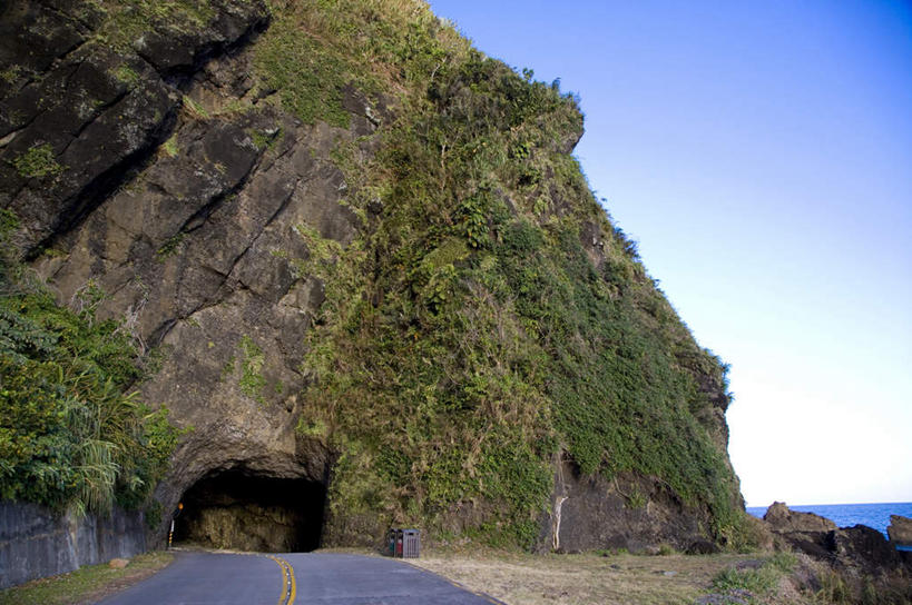 无人,横图,室外,白天,正面,旅游,度假,石头,美景,植物,道路,路,公路,台湾,中国,亚洲,阴影,光线,隧道,石子,影子,景观,分界线,停车线,交通,娱乐,树,树木,蓝色,绿色,蓝天,天空,阳光,自然,天,享受,休闲,景色,放松,生长,晴朗,成长,车行道,车行道分界线,地道,自然风光,标线,绿岛,东亚,车行线,台东县,万里无云,港澳台,中华人民共和国,台湾省,石块,岩石,晴空,晴空万里,马路,彩图,火烧岛,绿岛乡,台东,台
