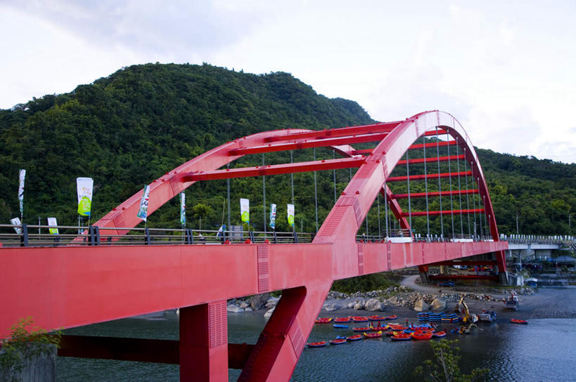 无人,横图,室外,白天,正面,旅游,度假,河流,美景,森林,山,山脉,树林,水,植物,大桥,立交桥,桥梁,台湾,中国,亚洲,波纹,河水,景观,山峰,水流,云,云朵,高架,斜拉桥,桥,涟漪,山峦,云彩,娱乐,树,树木,红色,绿色,白云,倒影,水纹,自然,波浪,群山,享受,休闲,景色,放松,生长,成长,倒映,自然风光,东亚,台东县,港澳台,中华人民共和国,水晕,台湾省,反照,彩图,长虹桥,台东,台