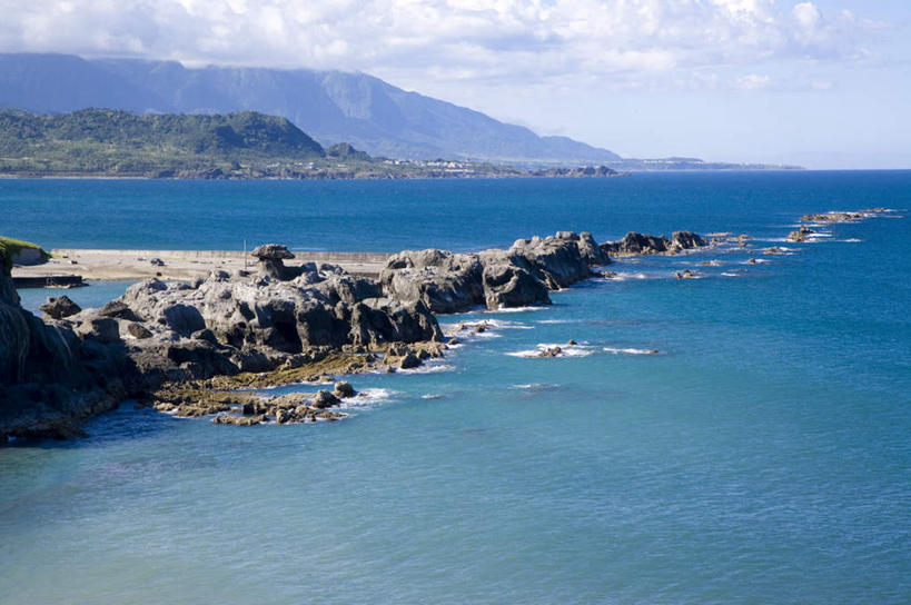 无人,横图,室外,白天,正面,旅游,度假,海浪,海洋,石头,美景,山,山脉,台湾,中国,亚洲,阴影,光线,石子,影子,景观,浪花,山峰,云,云朵,山峦,云彩,娱乐,蓝色,白云,蓝天,天空,阳光,自然,海水,群山,天,享受,休闲,景色,放松,晴朗,自然风光,海景,东亚,台东县,港澳台,中华人民共和国,台湾省,大海,风浪,海,海水的波动,近岸浪,石块,岩石,涌浪,晴空,彩图,台东,台