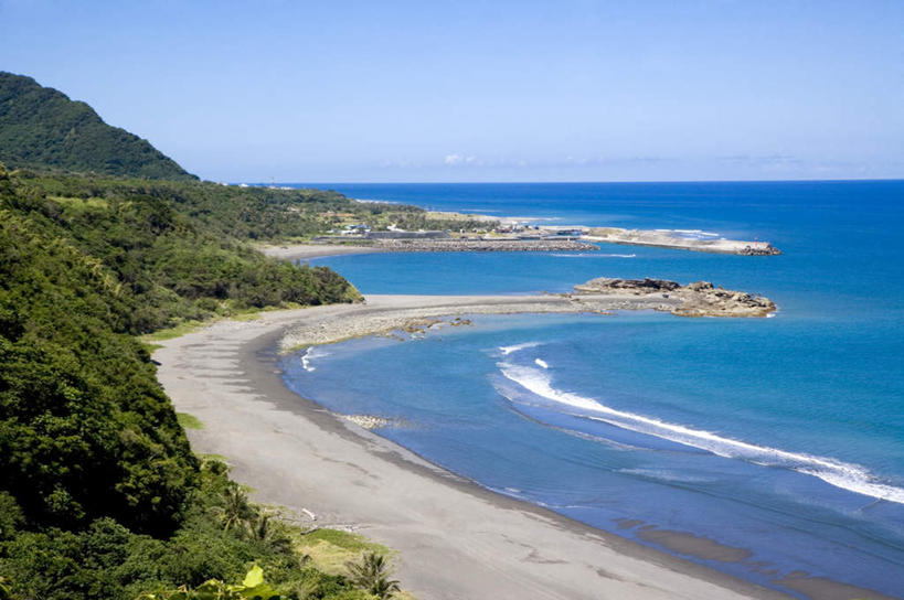 无人,横图,室外,白天,正面,旅游,度假,草地,草坪,海浪,海洋,石头,美景,沙滩,山,山脉,植物,台湾,中国,亚洲,阴影,光线,沙子,石子,影子,海岸,景观,浪花,山峰,水平线,辽阔,海平线,沙地,山峦,娱乐,草,树,树木,蓝色,绿色,蓝天,天空,阳光,自然,海水,群山,天,享受,休闲,广阔,景色,放松,生长,晴朗,成长,一望无际,自然风光,海景,东亚,台东县,万里无云,港澳台,中华人民共和国,台湾省,无边无际,一马平川,大海,风浪,海,海水的波动,海滩,近岸浪,石块,岩石,涌浪,晴空,晴空万里,彩图,台东,水天相接,水天一线,台