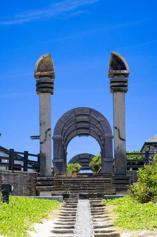 无人,栏杆,竖图,室外,白天,正面,旅游,度假,草地,草坪,美景,植物,门,台湾,中国,亚洲,阴影,光线,影子,柱子,景观,云,云朵,拱门,围栏,云彩,娱乐,护栏,草,树,树木,蓝色,绿色,白云,蓝天,天空,阳光,自然,门框,天,享受,休闲,景色,放松,生长,晴朗,成长,自然风光,绿岛,东亚,台东县,港澳台,中华人民共和国,台湾省,晴空,彩图,火烧岛,绿岛乡,台东,台