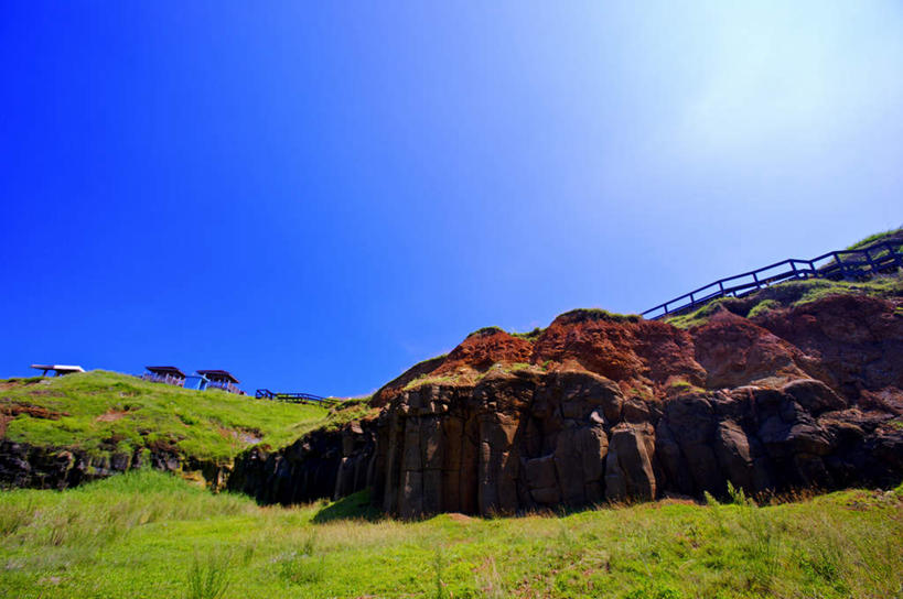 无人,横图,室外,白天,正面,旅游,度假,草地,草坪,石头,美景,山,山脉,植物,台湾,中国,亚洲,阴影,光线,石子,影子,景观,山峰,山峦,娱乐,草,蓝色,绿色,蓝天,天空,阳光,自然,群山,天,享受,休闲,景色,放松,晴朗,自然风光,东亚,万里无云,港澳台,中华人民共和国,台湾省,石块,岩石,晴空,晴空万里,彩图,澎湖群岛,台