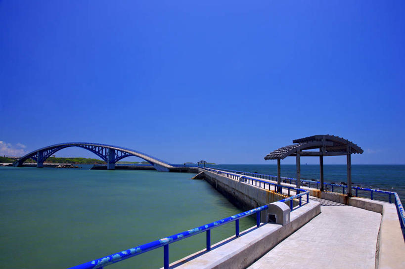 无人,栏杆,横图,室外,白天,正面,旅游,度假,海浪,海洋,标志建筑,大桥,地标,建筑,立交桥,桥梁,台湾,中国,亚洲,阴影,光线,影子,浪花,高架,围栏,斜拉桥,桥,娱乐,建设,护栏,蓝色,蓝天,天空,阳光,海水,天,享受,休闲,旅游胜地,放松,晴朗,海景,东亚,万里无云,港澳台,中华人民共和国,台湾省,大海,风浪,海,海水的波动,近岸浪,涌浪,晴空,晴空万里,彩图,澎湖群岛,台