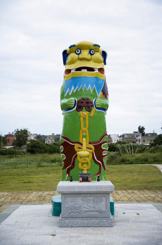 无人,公园,竖图,室外,白天,正面,旅游,度假,草地,草坪,植物,标志建筑,地标,建筑,哺乳动物,野生动物,狮子,雕塑,台湾,中国,亚洲,阴影,艺术,装饰,光线,雕刻,雕像,影子,云,云朵,云彩,娱乐,建设,石雕,草,树,树木,一只,蓝色,绿色,白云,蓝天,天空,阳光,自然,动物,工艺品,天,享受,休闲,旅游胜地,放松,生长,晴朗,成长,纪念,美术,国家公园,主题,凶猛,陈列,东亚,港澳台,中华人民共和国,功能,美学,台湾省,残暴,凶残,晴空,彩图,全身,金门,金门国家公园,金门县,风狮,风狮爷,石狮公,石狮爷,台