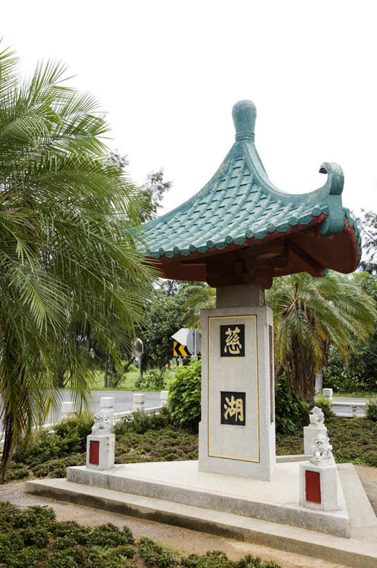东方人,站,竖图,室外,白天,正面,旅游,度假,植物,建筑,雕塑,台湾,中国,亚洲,行人,游客,游人,服装,艺术,装饰,雕刻,雕像,瓦片,柱子,许多人,瓦,注视,休闲装,黄种人,娱乐,路人,旅客,树,树木,衣服,绿色,自然,工艺品,观察,看,站着,一群人,享受,休闲,休闲服,放松,建造,服饰,生长,成长,观看,纪念,美术,察看,关注,主题,陈列,东亚,屋瓦,港澳台,中华人民共和国,功能,美学,台湾省,过客,男人,男性,年轻男性,年轻女性,女人,女性,亚洲人,站立,半身,彩图,金门,金门县,台
