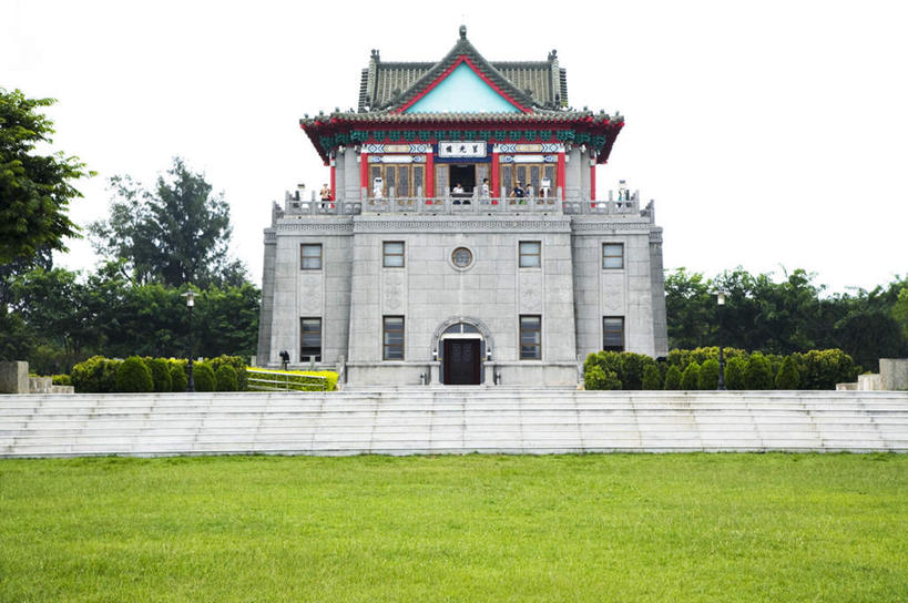 无人,横图,室外,白天,仰视,旅游,度假,草地,草坪,石头,植物,标志建筑,地标,建筑,台湾,中国,亚洲,阴影,光线,石子,影子,堡垒,城堡,墙,娱乐,建设,墙壁,墙面,草,树,树木,蓝色,绿色,蓝天,天空,阳光,自然,天,享受,休闲,旅游胜地,放松,生长,晴朗,成长,要塞,东亚,万里无云,港澳台,中华人民共和国,台湾省,设防,石块,晴空,晴空万里,彩图,低角度拍摄,金门,金门县,莒光楼,台