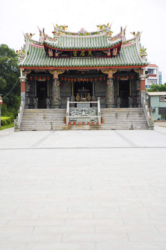 无人,寺庙,栏杆,竖图,室外,白天,正面,旅游,度假,植物,楼梯,标志建筑,地标,建筑,台湾,中国,亚洲,节日,标志,扶手,文字,字符,阶梯,燃烧,文化,娱乐,标识,建设,护栏,台阶,树,树木,绿色,自然,香火,庙宇,祈祷,享受,休闲,健康,汉字,旅游胜地,放松,许愿,宗教,信仰,生长,成长,纪念,祈求,中文,东亚,港澳台,中华人民共和国,国文,华文,台湾省,平安,彩图,庙,寺,金门,金门县,台