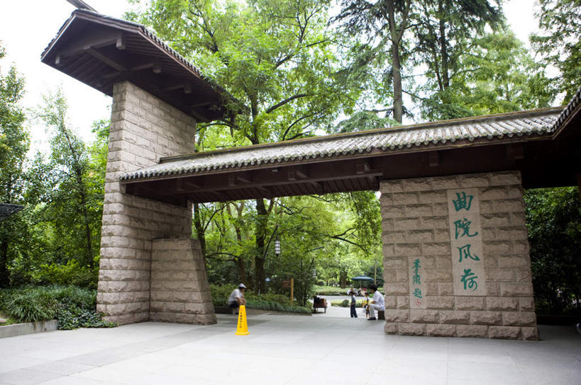 东方人,站,横图,室外,白天,仰视,旅游,度假,植物,标志建筑,地标,建筑,中国,亚洲,行人,游客,游人,服装,艺术,标志,书法,文字,字符,墙,许多人,注视,休闲装,黄种人,文化,娱乐,标识,建设,浙江,路人,旅客,墙壁,墙面,树,树木,浙江省,衣服,绿色,自然,观察,看,站着,一群人,享受,休闲,休闲服,汉字,旅游胜地,放松,服饰,生长,成长,观看,杭州,察看,关注,中文,毛笔字,东亚,杭州市,中华人民共和国,华东地区,省会,浙,国文,华文,过客,西湖区,男人,男性,年轻男性,年轻女性,女人,女性,亚洲人,站立,彩图,低角度拍摄,全身,中国书法,曲院风荷