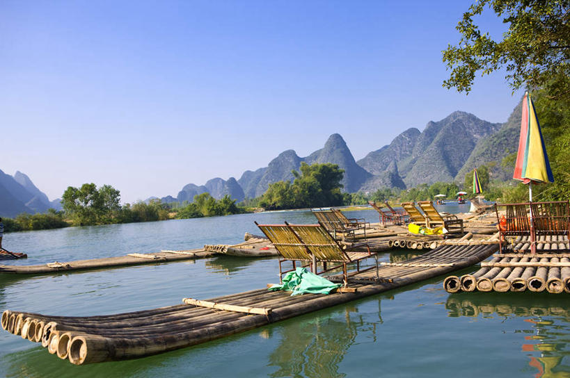 无人,横图,室外,白天,正面,旅游,度假,河流,石头,美景,山,山脉,水,植物,旗帜,椅子,桂林,中国,亚洲,一排,阴影,竹制,整齐,编织,光线,石子,影子,竹排,木椅,河水,景观,山顶,山峰,水流,运输工具,山峦,娱乐,旗子,竹筏,树,树木,排列,蓝色,绿色,倒影,蓝天,天空,阳光,自然,交通工具,群山,天,享受,休闲,景色,放松,生长,晴朗,成长,广西,竹条,倒映,竹制品,队列,自然风光,载具,东亚,沉积岩,漓江,阳朔,万里无云,广西壮族自治区,中华人民共和国,桂林市,桂,华南地区,旌旗,旗号,颠峰,极峰,反照,水上交通工具,水成岩,阳朔县,石块,岩石,晴空,晴空万里,彩图,遇龙河