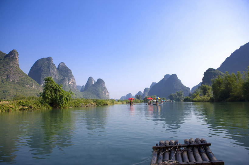 东方人,站,横图,室外,白天,正面,旅游,度假,河流,石头,美景,山,山脉,水,植物,桂林,中国,亚洲,一排,行人,游客,游人,阴影,竹制,服装,整齐,编织,光线,石子,影子,竹排,河水,景观,山顶,山峰,水流,运输工具,山峦,许多人,注视,休闲装,黄种人,娱乐,路人,旅客,竹筏,树,树木,排列,衣服,蓝色,绿色,倒影,蓝天,天空,阳光,自然,交通工具,群山,天,观察,看,站着,一群人,享受,休闲,休闲服,景色,放松,服饰,生长,晴朗,成长,观看,广西,竹条,察看,倒映,竹制品,队列,关注,自然风光,载具,东亚,沉积岩,漓江,阳朔,万里无云,广西壮族自治区,中华人民共和国,桂林市,桂,华南地区,颠峰,极峰,反照,水上交通工具,过客,水成岩,阳朔县,男人,男性,女人,女性,中年男性,中年女性,亚洲人,石块,岩石,晴空,晴空万里,站立,彩图,全身,遇龙河