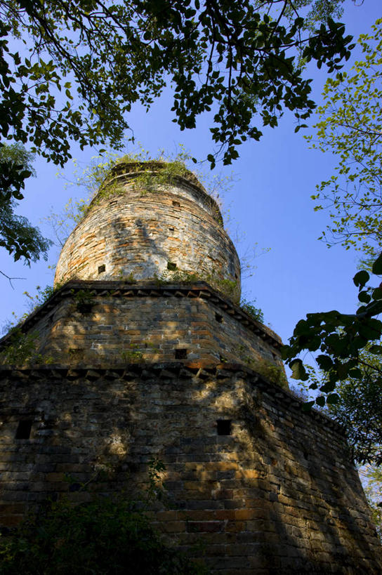 无人,寺庙,竖图,室外,白天,仰视,旅游,度假,石头,美景,名胜古迹,植物,标志建筑,地标,建筑,桂林,中国,亚洲,阴影,遗迹,光线,石子,影子,墙,景观,塔,古迹,文物,娱乐,建设,古建筑,宝塔,墙壁,墙面,树,树木,蓝色,绿色,蓝天,天空,阳光,自然,庙宇,天,享受,休闲,旅游胜地,景色,放松,生长,晴朗,成长,广西,自然风光,古文明,东亚,象鼻山,漓江,万里无云,广西壮族自治区,中华人民共和国,桂林市,桂,华南地区,浮图,浮屠,沉水山,漓山,桃花江,仪山,石块,岩石,晴空,晴空万里,彩图,低角度拍摄,庙,寺,普贤塔