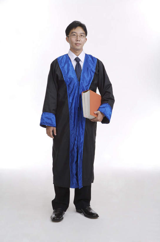 东方人,一个人,律师,站,竖图,室内,白天,白色背景,正面,书籍,亚洲,仅一个男性,仅一个人,握,节日,领带,圣经,拿,拿着,注视,黄种人,文化,仅一个年轻男性,书本,观察,看,祈祷,站着,健康,握着,许愿,摄影,宗教,流苏,信仰,影棚,观看,纪念,祈求,察看,象征,庄重,关注,学士服,经书,身份,正式,地位,垂布,学士袍,平安,男人,男性,年轻男性,亚洲人,法律家,法学家,书,图书,站立,彩图,全身,影棚拍摄,拍摄,耶经