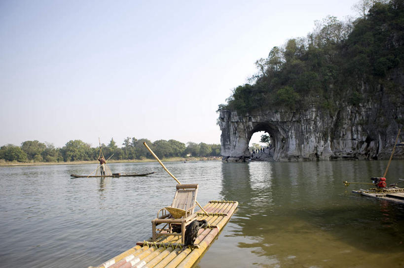 东方人,一个人,站,横图,室外,白天,正面,旅游,度假,河流,石头,美景,山,山脉,水,植物,椅子,桂林,中国,亚洲,仅一个男性,仅一个人,一排,阴影,竹制,服装,整齐,编织,光线,石子,影子,竹排,木椅,河水,景观,山顶,山峰,水流,运输工具,山峦,注视,休闲装,黄种人,娱乐,竹筏,树,树木,排列,仅一个年轻男性,衣服,蓝色,绿色,倒影,蓝天,天空,阳光,自然,交通工具,群山,天,观察,看,站着,享受,休闲,休闲服,景色,放松,服饰,生长,晴朗,成长,观看,广西,竹条,察看,倒映,竹制品,队列,关注,自然风光,载具,东亚,象鼻山,沉积岩,漓江,万里无云,广西壮族自治区,中华人民共和国,桂林市,桂,华南地区,颠峰,极峰,反照,水上交通工具,水成岩,沉水山,漓山,桃花江,仪山,男人,男性,年轻男性,亚洲人,石块,岩石,晴空,晴空万里,站立,彩图,全身