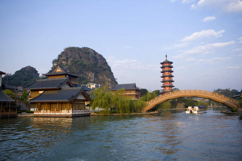 无人,家,寺庙,横图,室外,白天,正面,旅游,度假,湖,湖泊,石头,美景,山,山脉,水,植物,标志建筑,地标,建筑,桂林,中国,亚洲,阴影,光线,木板,石子,瓦片,影子,房屋,屋子,湖面,景观,山顶,山峰,水流,水面,云,云朵,塔,桥,木桥,山峦,云彩,瓦,娱乐,建设,宝塔,楼房,住宅,栈桥,树,树木,蓝色,绿色,白云,倒影,蓝天,天空,阳光,自然,庙宇,湖水,群山,天,享受,休闲,旅游胜地,景色,放松,建造,生长,晴朗,成长,人行桥,木板桥,广西,倒映,自然风光,东亚,沉积岩,屋瓦,广西壮族自治区,中华人民共和国,桂林市,桂,华南地区,颠峰,极峰,浮图,浮屠,反照,水成岩,秀峰区,石块,岩石,晴空,彩图,房子,庙,寺,桂湖