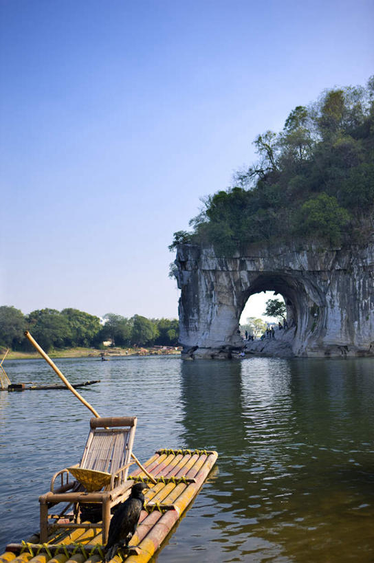 无人,竖图,室外,白天,正面,旅游,度假,河流,石头,美景,山,山脉,树林,水,植物,椅子,桂林,中国,亚洲,一排,阴影,竹制,整齐,编织,光线,石子,影子,竹排,木椅,河水,景观,山顶,山峰,水流,拱门,运输工具,山峦,娱乐,竹筏,树,树木,排列,蓝色,绿色,倒影,蓝天,天空,阳光,自然,交通工具,群山,天,享受,休闲,景色,放松,生长,晴朗,成长,广西,竹条,倒映,竹制品,队列,自然风光,载具,东亚,象鼻山,沉积岩,漓江,万里无云,广西壮族自治区,中华人民共和国,桂林市,桂,华南地区,颠峰,极峰,反照,水上交通工具,水成岩,沉水山,漓山,桃花江,仪山,石块,岩石,晴空,晴空万里,彩图
