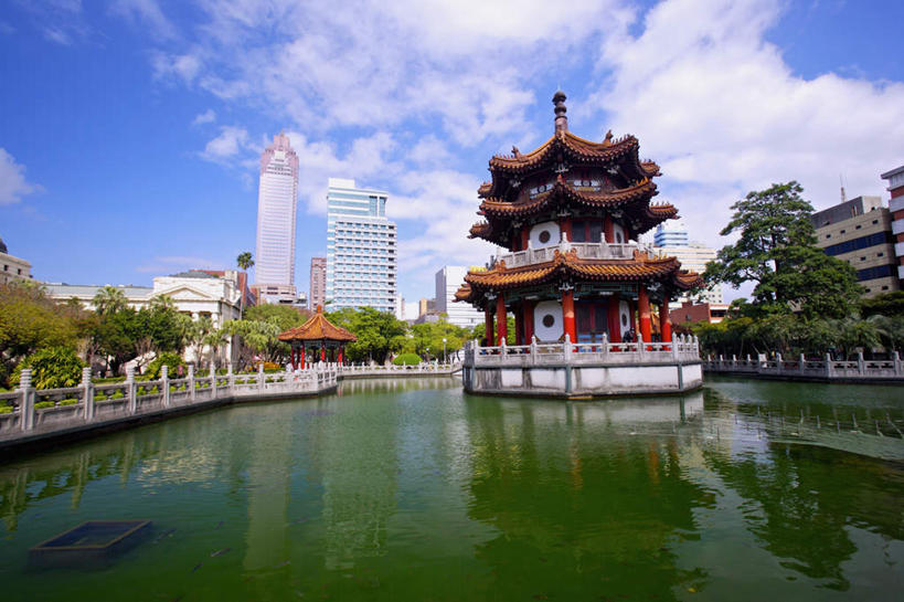 无人,高楼大厦,寺庙,栏杆,横图,室外,白天,仰视,度假,办公楼,河流,美景,水,植物,城市风光,城市,大厦,建筑,摩天大楼,写字楼,台湾,中国,亚洲,阴影,光线,瓦片,影子,河水,景观,水流,云,云朵,围栏,塔,云彩,瓦,娱乐,宝塔,护栏,树,树木,蓝色,绿色,白云,倒影,蓝天,天空,阳光,自然,楼宇,庙宇,天,享受,休闲,商务楼,景色,放松,建造,生长,晴朗,成长,倒映,东亚,屋瓦,台北,港澳台,中华人民共和国,省会,台北市,台湾省,浮图,浮屠,反照,中正区,晴空,彩图,低角度拍摄,大楼,高层建筑,高楼,庙,摩天楼,寺,二二八和平公园,台