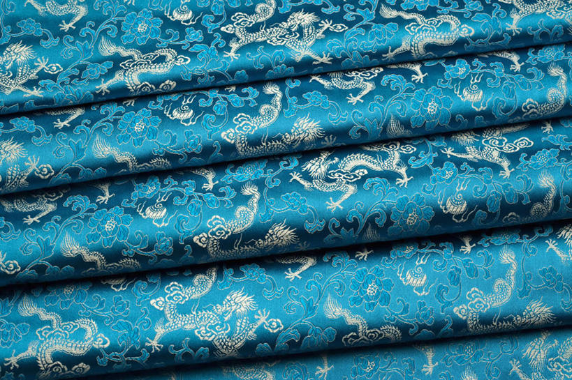 无人,横图,俯视,室内,特写,白天,成功,静物,刺绣,花纹,艺术,装饰,龙,布,布料,图案,手工艺品,布纹,文化,蓝色,工艺品,华丽,修饰,布匹,点缀,高雅,高贵,图腾,传说,自信心,品位,衬托,美观,雅致,雅观,祥瑞,灵兽,权势,尊荣,织锦,幸运,彩图,高角度拍摄,锦缎,女红,染织,丝织物,针绣,针黹,织锦缎,黹