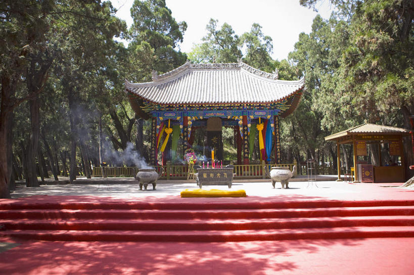 无人,横图,室外,白天,正面,旅游,度假,美景,名胜古迹,植物,地毯,楼梯,标志建筑,地标,建筑,中国,亚洲,阴影,遗迹,装饰,编织,光线,瓦片,影子,手工艺品,阶梯,景观,织物,瓦,古迹,文物,娱乐,建设,古建筑,台阶,树,树木,红色,蓝色,绿色,蓝天,天空,阳光,自然,工艺品,天,享受,休闲,墓地,旅游胜地,景色,放松,建造,生长,晴朗,成长,红地毯,华丽,修饰,点缀,坟墓,陵墓,自然风光,坟场,古文明,东亚,红毯,屋瓦,陕西,陕西省,黄帝陵,黄陵县,万里无云,中华人民共和国,衬托,美观,雅致,雅观,西北地区,陕,延安,延安市,晴空,晴空万里,彩图