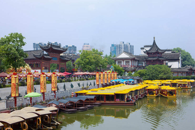 无人,寺庙,横图,室外,白天,正面,旅游,度假,河流,名胜古迹,水,植物,标志建筑,地标,建筑,南京,中国,亚洲,节日,遗迹,木板,河水,水流,桥,木桥,燃烧,古迹,文化,文物,娱乐,建设,古建筑,江苏,栈桥,树,树木,绿色,自然,香火,庙宇,祈祷,享受,休闲,健康,旅游胜地,放松,许愿,宗教,信仰,生长,成长,纪念,人行桥,木板桥,夫子庙,祈求,古文明,东亚,江苏省,南京市,中华人民共和国,华东地区,苏,省会,南京夫子庙,平安,石头城,彩图,庙,寺