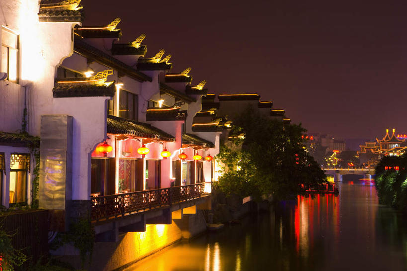 无人,家,横图,室外,夜晚,正面,旅游,度假,河流,名胜古迹,水,植物,标志建筑,地标,建筑,照明,南京,中国,亚洲,阴影,遗迹,光线,彩灯,影子,房屋,屋子,河水,水流,建筑群,灯光,古迹,文物,娱乐,建设,古建筑,江苏,楼房,住宅,灯,树,树木,绿色,自然,灯具,享受,休闲,旅游胜地,放松,花灯,生长,成长,夫子庙,照亮,照明设备,古文明,东亚,江苏省,南京市,中华人民共和国,华东地区,苏,省会,南京夫子庙,石头城,彩图,房子