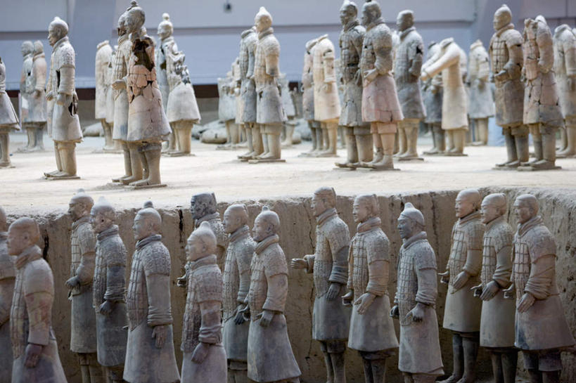 东方人,无人,站,横图,室内,白天,正面,民族服装,旅游,度假,名胜古迹,标志建筑,地标,建筑,兵马俑,西安,中国,亚洲,士兵,遗迹,建筑群,许多人,黄种人,古迹,文物,娱乐,建设,古建筑,排列,站着,一群人,享受,休闲,墓地,旅游胜地,放松,战马,坟墓,陵墓,坟场,古文明,东亚,陕西,陕西省,西安市,战车,中华人民共和国,省会,西北地区,陕,摆列,秦始皇陵兵马俑,八大奇迹,军事博物馆,男人,男性,年轻男性,亚洲人,站立,半身,彩图,传统服装,民俗服,布列,分列