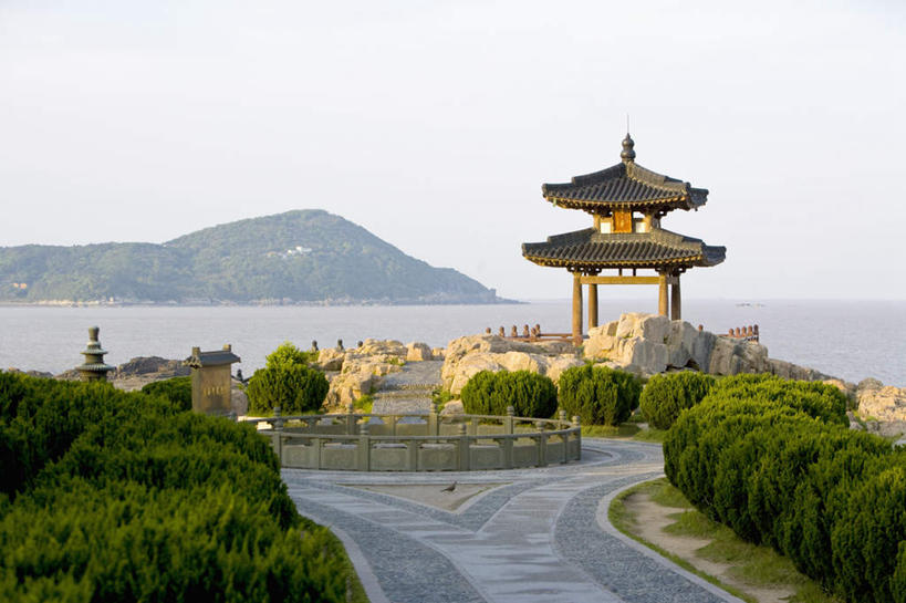 无人,横图,室外,白天,正面,旅游,度假,海浪,海洋,美景,山,山脉,树林,植物,标志建筑,地标,建筑,中国,亚洲,阴影,光线,影子,景观,浪花,山峰,建筑群,山峦,娱乐,建设,浙江,树,树木,浙江省,蓝色,绿色,蓝天,天空,阳光,自然,海水,凉亭,群山,天,享受,休闲,景色,放松,生长,晴朗,成长,自然风光,海景,东亚,普陀山,紫竹林,万里无云,中华人民共和国,华东地区,浙,舟山,舟山市,大海,风浪,海,海水的波动,近岸浪,涌浪,晴空,晴空万里,彩图