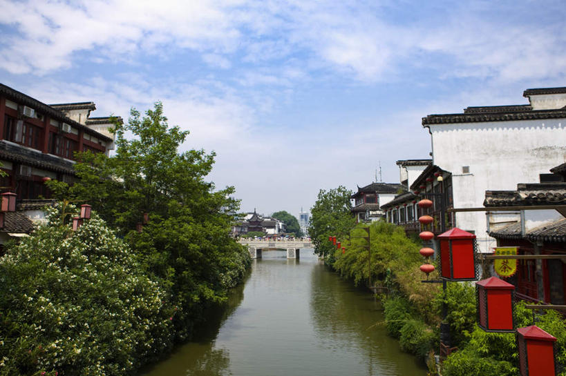 无人,寺庙,横图,室外,白天,正面,旅游,度假,河流,名胜古迹,水,植物,标志建筑,地标,建筑,照明,南京,中国,亚洲,节日,遗迹,灯笼,纸灯笼,河水,水流,云,云朵,云彩,古迹,文化,文物,娱乐,建设,古建筑,江苏,树,树木,蓝色,绿色,白云,蓝天,天空,自然,灯具,庙宇,天,祈祷,享受,休闲,健康,旅游胜地,放松,许愿,宗教,佛教,信仰,生长,晴朗,成长,纪念,夫子庙,祈求,照亮,照明设备,古文明,东亚,江苏省,南京市,中华人民共和国,华东地区,苏,省会,释教,南京夫子庙,平安,石头城,晴空,彩图,庙,寺