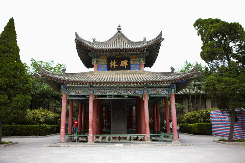 无人,博物馆,横图,室外,白天,仰视,旅游,度假,名胜古迹,树林,植物,标志建筑,地标,建筑,雕塑,西安,中国,亚洲,研究,遗迹,艺术,装饰,标志,雕刻,牌匾,文字,字符,教育,古迹,文化,文物,娱乐,标识,建设,古建筑,树,树木,绿色,自然,工艺品,享受,休闲,汉字,旅游胜地,放松,生长,成长,纪念,展览,美术,欣赏,中文,主题,陈列,古文明,东亚,陕西,陕西省,碑林,西安市,中华人民共和国,省会,功能,美学,国文,华文,西北地区,陕,典藏,彩图,低角度拍摄,西安碑林,西安碑林博物馆