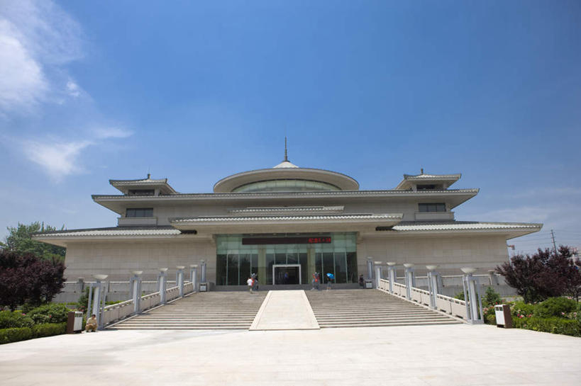 无人,博物馆,栏杆,横图,室外,白天,仰视,旅游,度假,名胜古迹,植物,楼梯,标志建筑,地标,建筑,西安,中国,亚洲,阴影,研究,遗迹,光线,扶手,影子,阶梯,云,云朵,教育,云彩,古迹,文物,娱乐,建设,古建筑,护栏,台阶,树,树木,蓝色,绿色,白云,蓝天,天空,阳光,自然,天,享受,休闲,旅游胜地,放松,生长,晴朗,成长,展览,欣赏,陈列,古文明,东亚,陕西,陕西省,西安博物馆,西安市,中华人民共和国,省会,西北地区,陕,历史博物馆,典藏,晴空,彩图,低角度拍摄,西安博物院