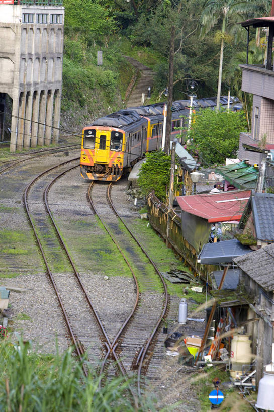 无人,家,竖图,俯视,室外,白天,度假,美景,植物,城市风光,城市,路,路灯,铁路,火车,照明,台湾,中国,亚洲,一辆,房屋,屋子,景观,公寓,灯光,轨道,交通,铁轨,娱乐,洋房,楼房,住宅,车,灯,树,树木,绿色,自然,交通工具,享受,休闲,景色,放松,运输,生长,成长,照亮,照明设备,载具,东亚,台北县,港澳台,中华人民共和国,台湾省,新北,新北市,彩图,高角度拍摄,房子,平溪区,台