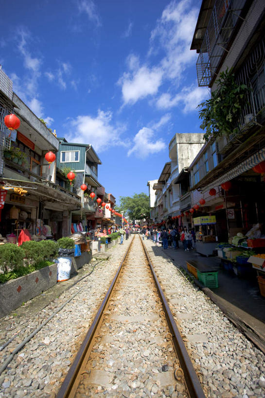 无人,家,竖图,室外,白天,正面,度假,美景,城市风光,城市,路,铁路,照明,台湾,中国,亚洲,阴影,光线,灯笼,影子,纸灯笼,房屋,屋子,景观,云,云朵,公寓,轨道,交通,铁轨,云彩,娱乐,洋房,楼房,住宅,蓝色,白云,蓝天,天空,阳光,灯具,天,享受,休闲,景色,放松,运输,晴朗,照亮,照明设备,东亚,台北县,港澳台,中华人民共和国,台湾省,新北,新北市,晴空,彩图,房子,平溪区,台