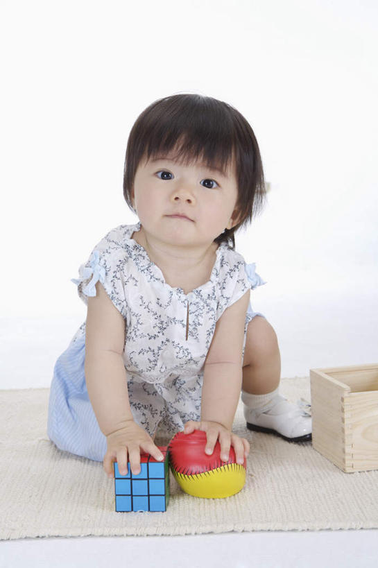 东方人,儿童,一个人,坐,竖图,室内,白天,白色背景,正面,游戏,纯洁,智慧,神秘,玩具,亚洲,仅一个女性,仅一个人,握,阴影,服装,反射,影子,纸盒,拿,玩,拿着,注视,休闲装,黄种人,娱乐,盒子,小孩,衣服,包装盒,观察,看,仅一个小孩,休闲,休闲服,魔方,可爱,童年,童趣,益智,握着,摄影,服饰,皮球,影棚,观看,活动,察看,发泄,关注,消遣,智力,神奇,童真,烂漫,无邪,宣泄,奥秘,鲁比克方块,魔术方块,扭计骰,天真,女孩,女人,女性,亚洲人,孩子,玩耍,嬉戏,坐着,彩图,全身,影棚拍摄,拍摄,女生