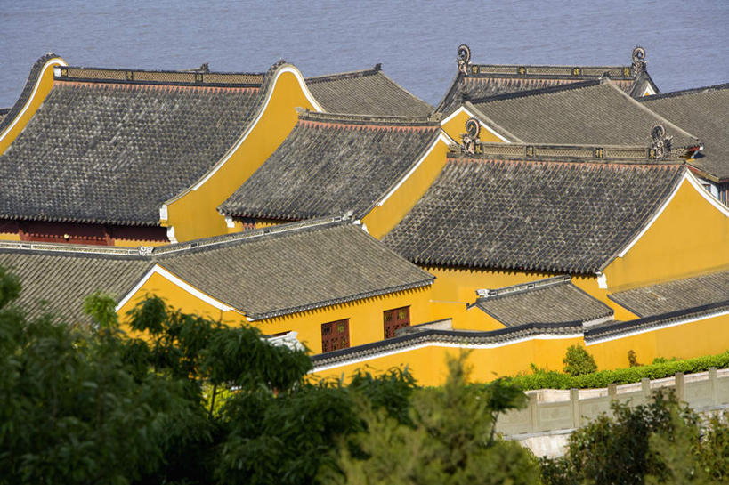 无人,寺庙,横图,俯视,室外,白天,旅游,度假,名胜古迹,树林,植物,标志建筑,地标,建筑,中国,亚洲,阴影,节日,遗迹,光线,影子,古迹,文化,文物,娱乐,建设,古建筑,浙江,树,树木,浙江省,蓝色,绿色,蓝天,天空,阳光,自然,庙宇,天,祈祷,享受,休闲,健康,旅游胜地,放松,许愿,宗教,佛教,信仰,生长,晴朗,成长,纪念,祈求,古文明,东亚,万里无云,中华人民共和国,华东地区,浙,台州,台州市,释教,平安,晴空,晴空万里,彩图,高角度拍摄,庙,寺,净光院,尼姑庵,三门县,沙柳镇,西方庵