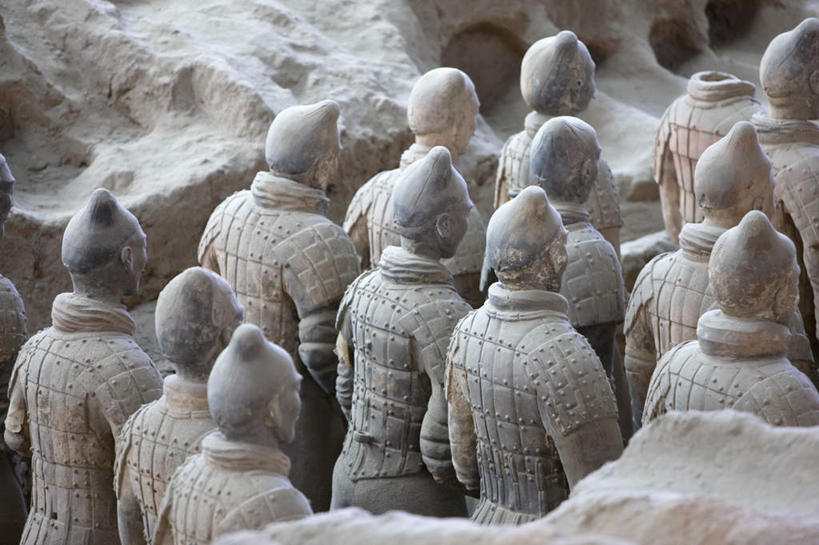 东方人,无人,站,横图,俯视,室外,白天,民族服装,旅游,度假,名胜古迹,标志建筑,地标,建筑,雕塑,兵马俑,西安,中国,亚洲,士兵,遗迹,艺术,装饰,雕刻,雕像,建筑群,许多人,黄种人,古迹,文物,娱乐,建设,古建筑,石雕,工艺品,站着,一群人,享受,休闲,墓地,旅游胜地,放松,纪念,战马,美术,坟墓,陵墓,主题,陈列,坟场,古文明,东亚,陕西,陕西省,西安市,战车,中华人民共和国,省会,功能,美学,西北地区,陕,秦始皇陵兵马俑,八大奇迹,军事博物馆,男人,男性,年轻男性,亚洲人,站立,半身,彩图,高角度拍摄,传统服装,民俗服