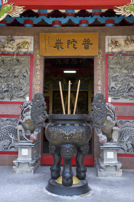 无人,寺庙,竖图,室外,白天,正面,旅游,度假,名胜古迹,标志建筑,地标,建筑,蜡烛,雕塑,台湾,中国,亚洲,节日,遗迹,艺术,装饰,标志,雕刻,牌匾,文字,字符,烟雾,燃烧,古迹,文化,文物,娱乐,标识,建设,古建筑,佛香,香火,香烛,工艺品,庙宇,祈祷,享受,休闲,健康,汉字,旅游胜地,放松,许愿,宗教,佛教,信仰,烧香,纪念,鼎,祈求,美术,中文,主题,用具,器具,陈列,铜器,古文明,东亚,龟山岛,火山岛,港澳台,中华人民共和国,功能,美学,国文,华文,青铜器,台湾省,释教,平安,彩图,庙,寺,青铜炊器,青铜鼎,宜兰县,台