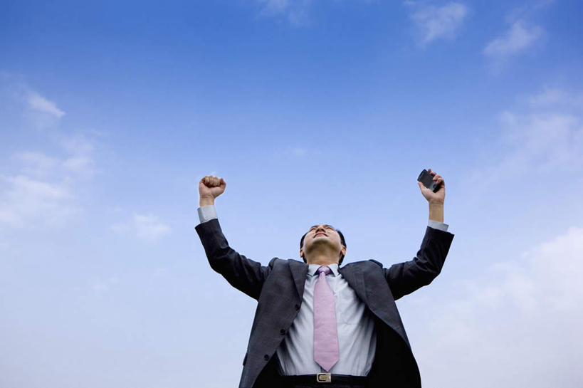 东方人,一个人,商务人士,商务男性,站,伸展双臂,打电话,横图,室外,白天,仰视,衬衫,电话,手机,亚洲,仅一个男性,仅一个人,仅一个中年男性,握,阴影,套装,光线,影子,领带,拿,拿着,黄种人,鼓励,通讯设备,蓝色,蓝天,天空,阳光,天,加油,手势,握拳,站着,打气,握着,晴朗,象征,庄重,鼓舞,商务装,身份,工薪阶层,万里无云,正式,地位,交流,男人,男性,中年男性,亚洲人,白领,上班族,晴空,晴空万里,敞开双臂,沟通,伸开双臂,抬头,通话,仰头,展开双肩,站立,张开手臂,张开双臂,半身,彩图,低角度拍摄,衬衣